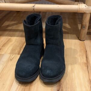 Ugg short black boots women’s size 7